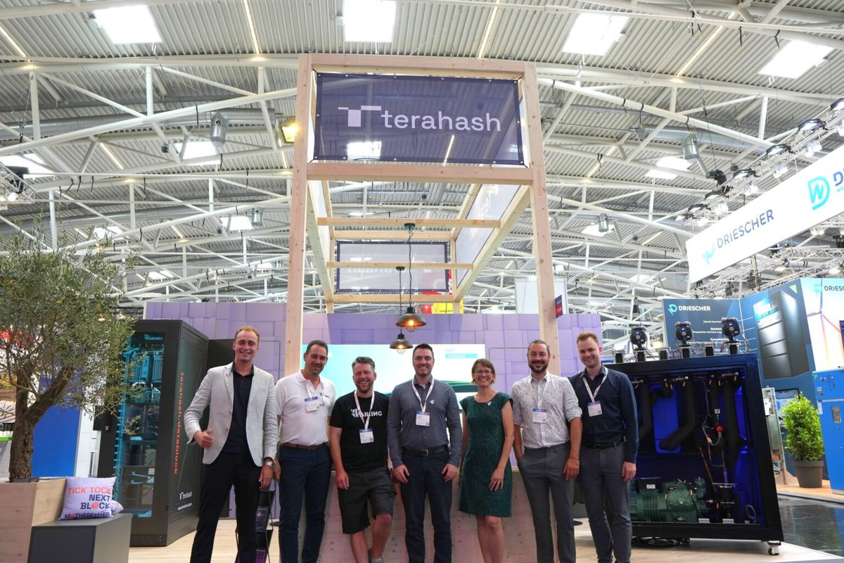 Teams von terahash und dtm group am Messestand von terahash auf der EM-Power in München